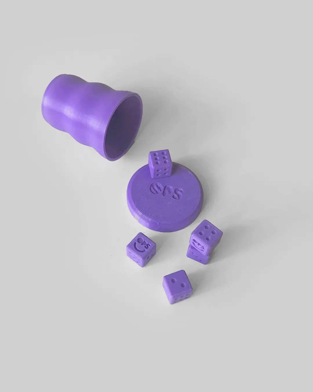 juego de mesa generalas diseño ondulado pequeña lila violeta dados carita feliz ludico