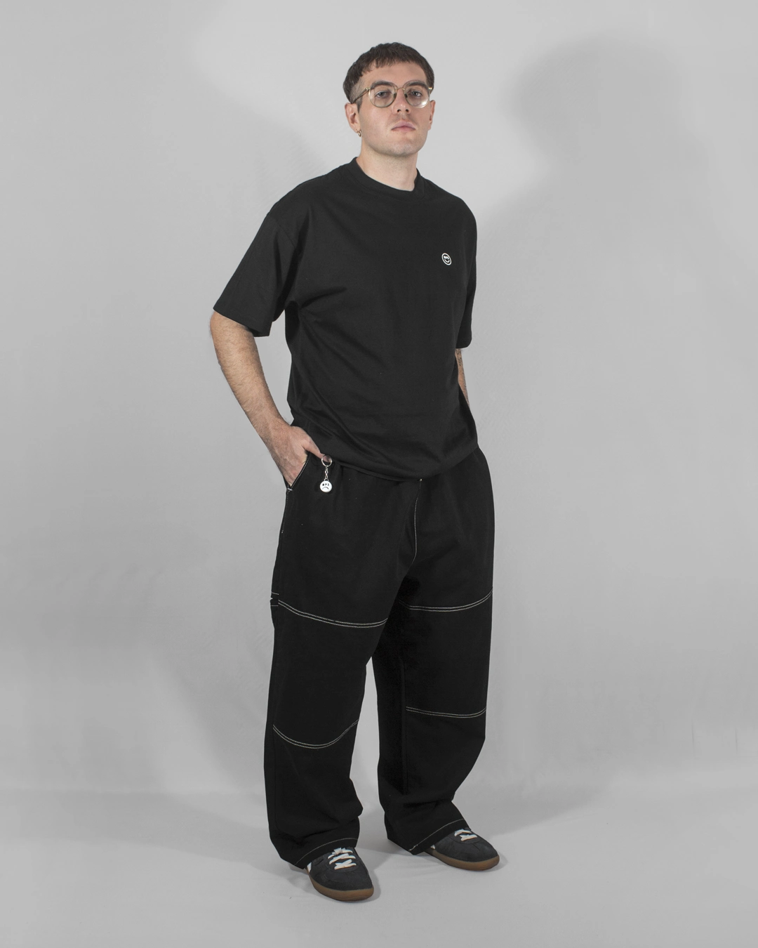 remera oversize regular negro pantalon 818 outfit basica