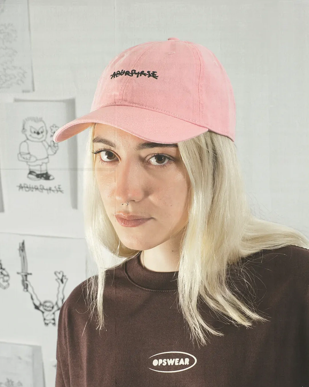 modelo usando gorra polo rosa con diseño aburrirse