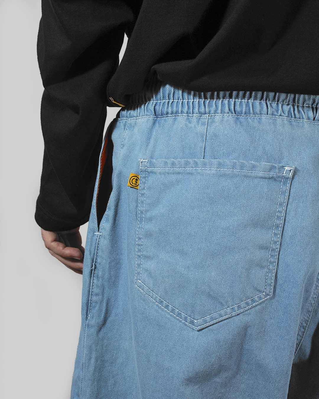 bermuda denim detalle ancho largo bolsillos costuras invertidas detalle espalda bolsillo