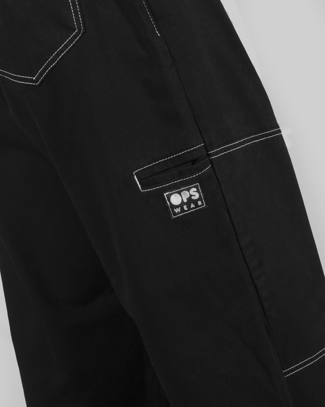 pantalón negro detalle porta llave cintura elastica cordon costuras expuestas invertidas bolsillos doble rodilla
