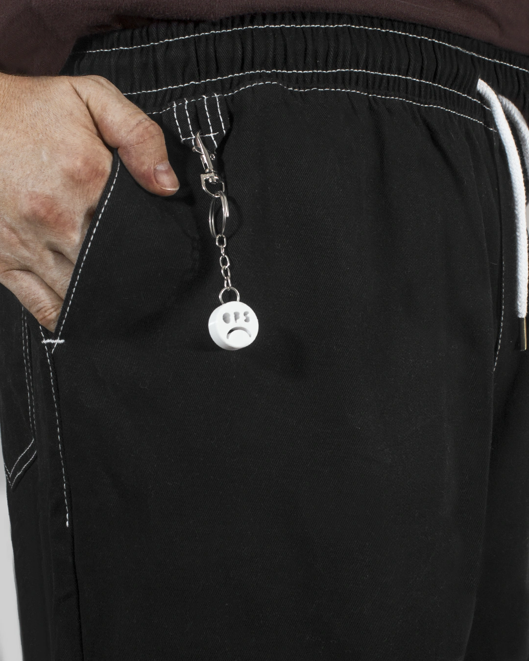 pantalón negro detalle porta llave cintura elastica cordon costuras expuestas invertidas