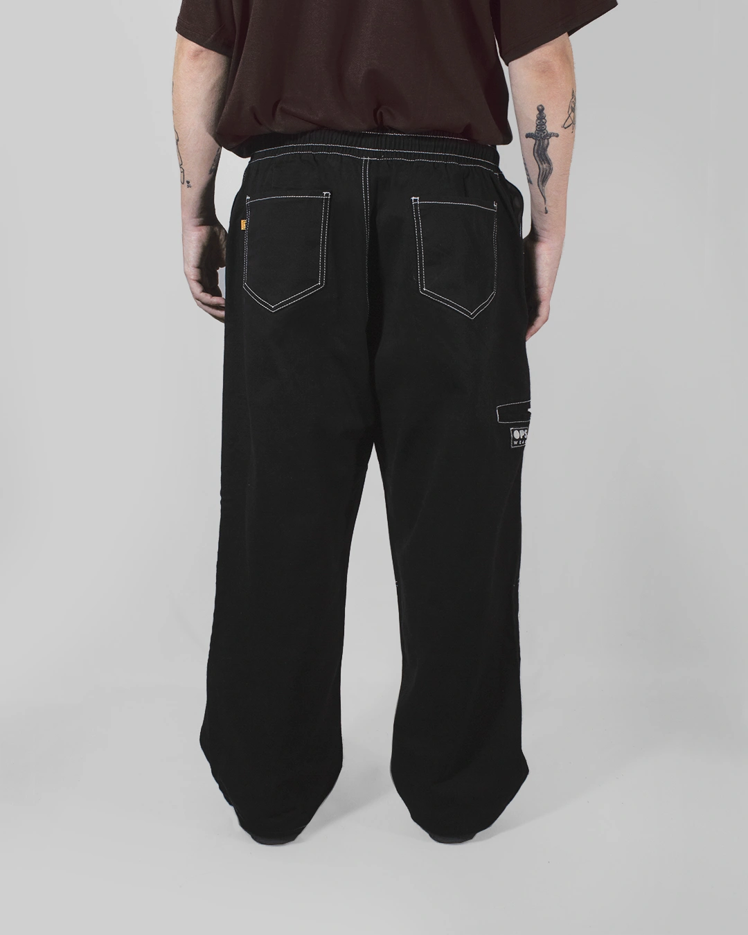 pantalón negro detalle porta llave cintura elastica cordon costuras expuestas invertidas espalda ancho skater