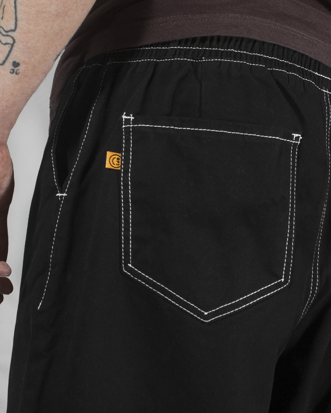 pantalón negro detalle porta llave cintura elastica cordon costuras expuestas invertidas bolsillo