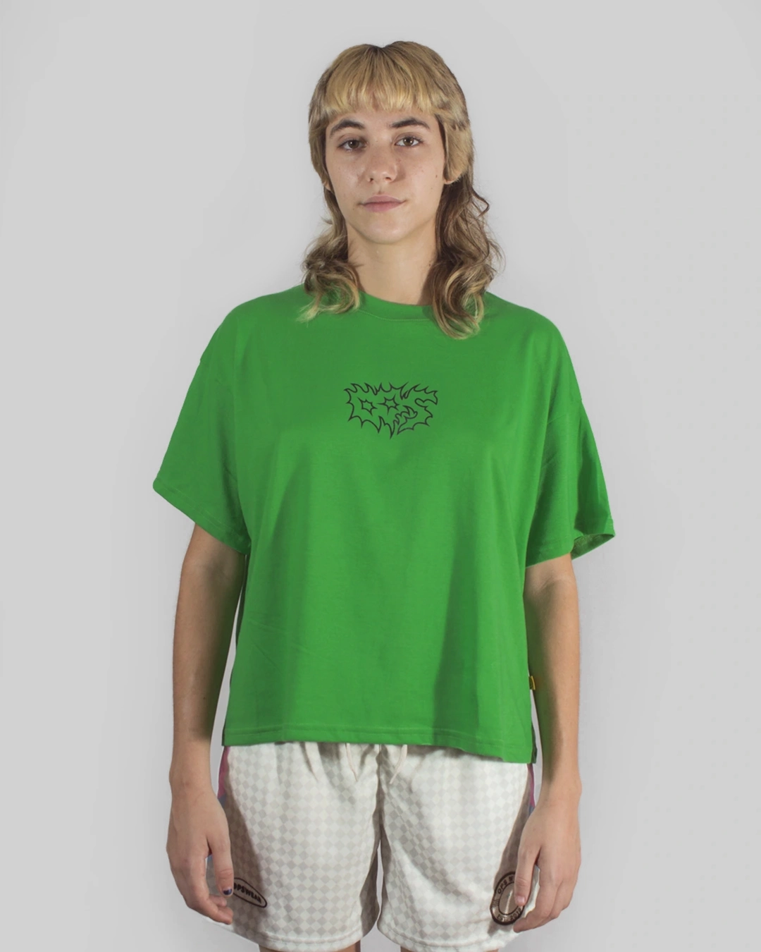 modelo usando remera unknow verde washed boxy con short de futbol color crudo, bloke core