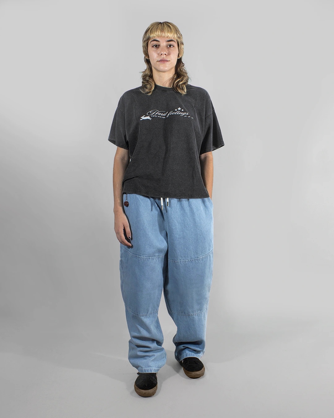 modelo outfit completo remera boxy fit negro gris washed pantalón ancho skater recto baggy