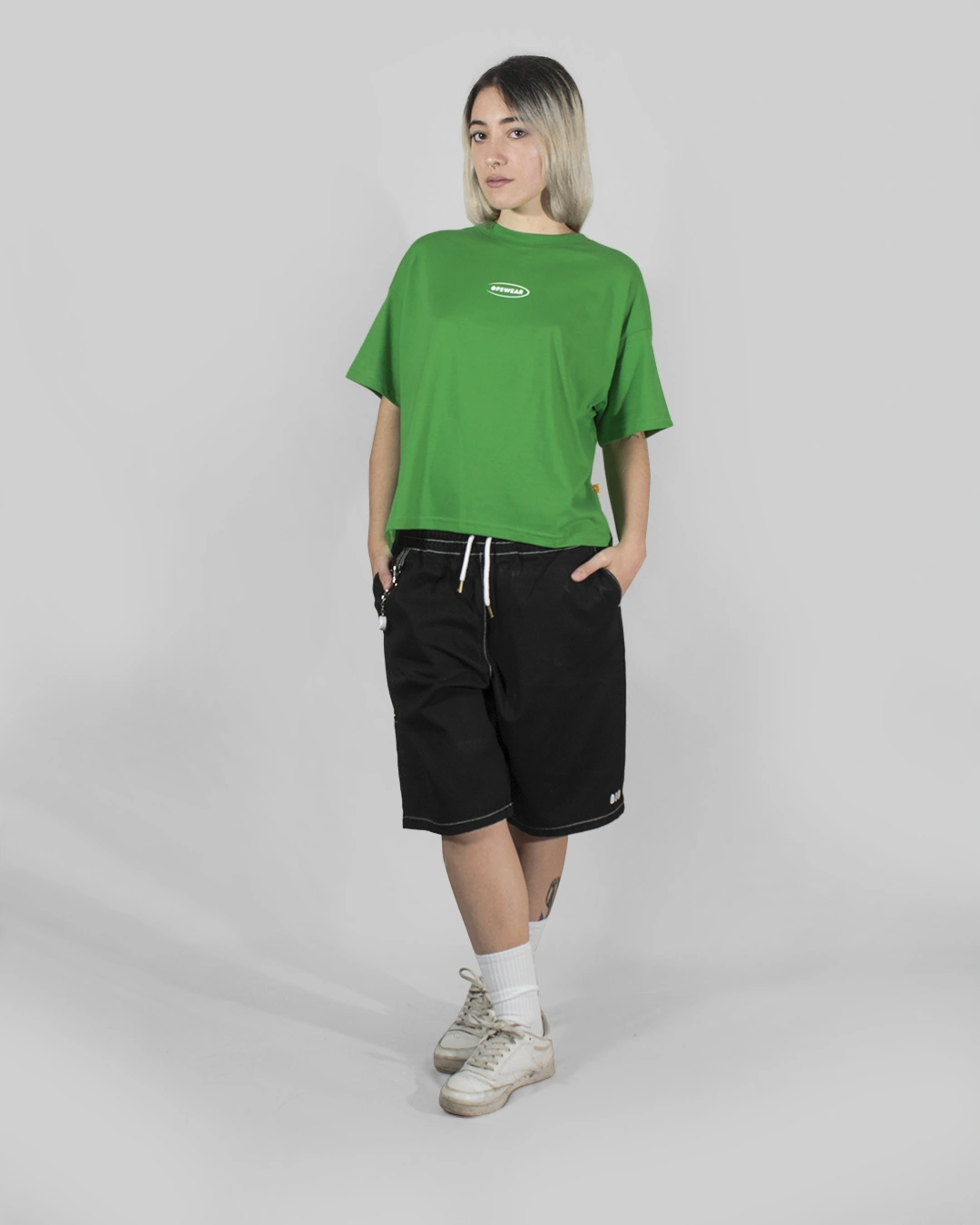 outfit modelo remera boxy fit bermuda negro cintura elastica cordon verde sport gabardina